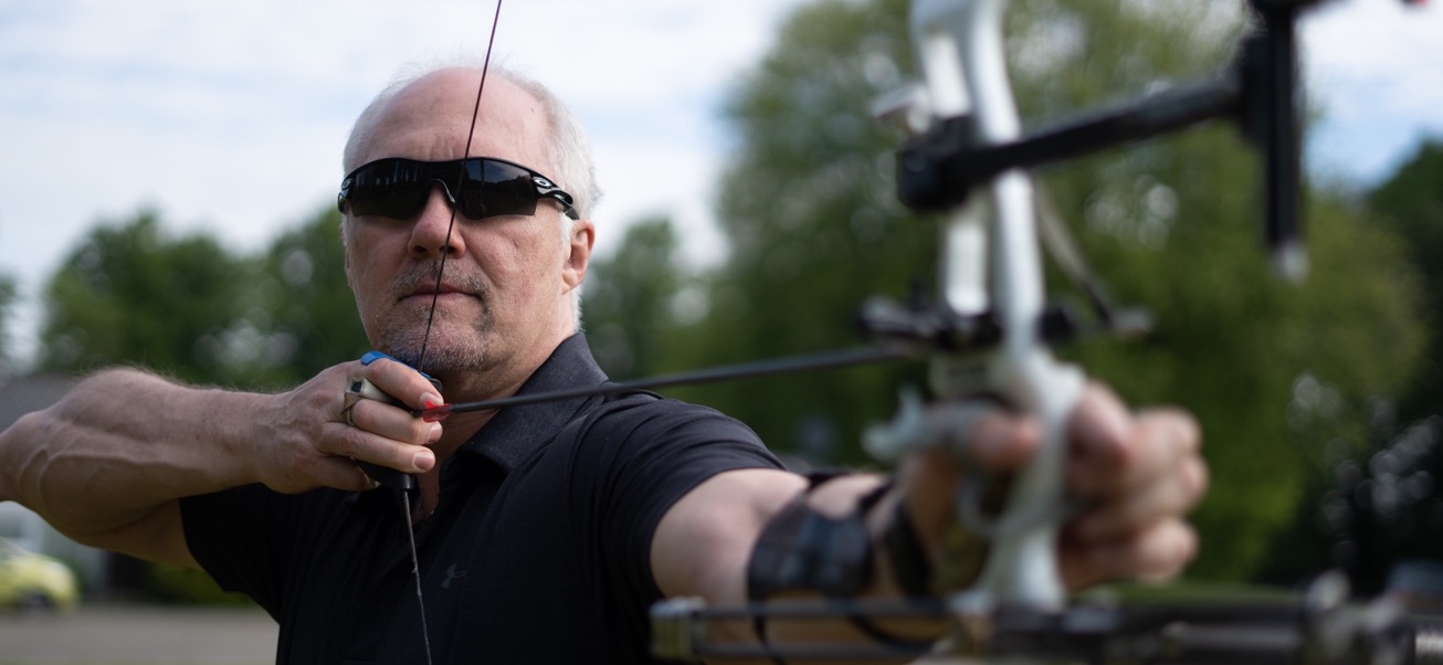 Dr. André C. Dennes beim Recurve-Bogenschießen am Vollauszug