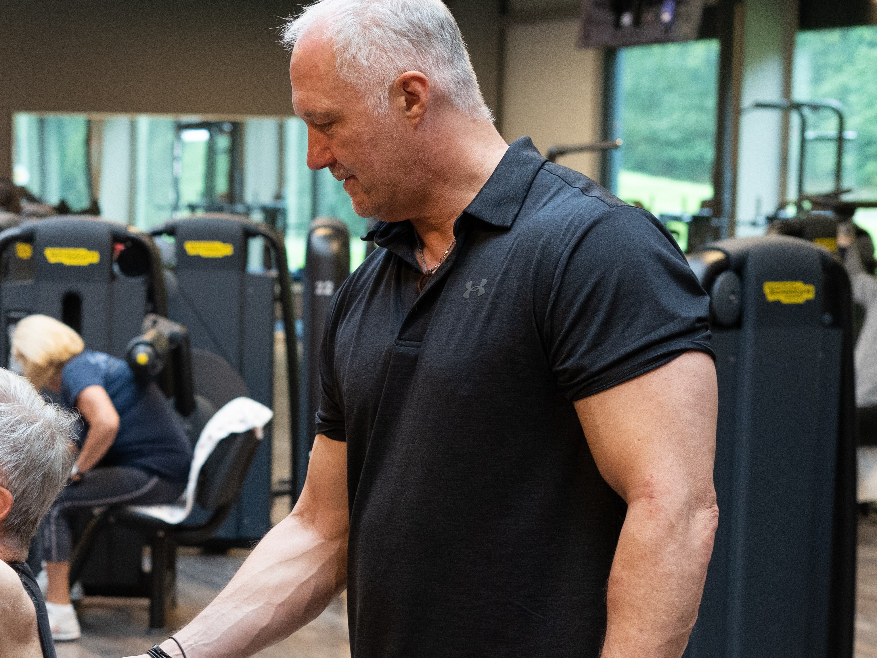 Dr. André C. Dennes coacht einen Klienten im Gym